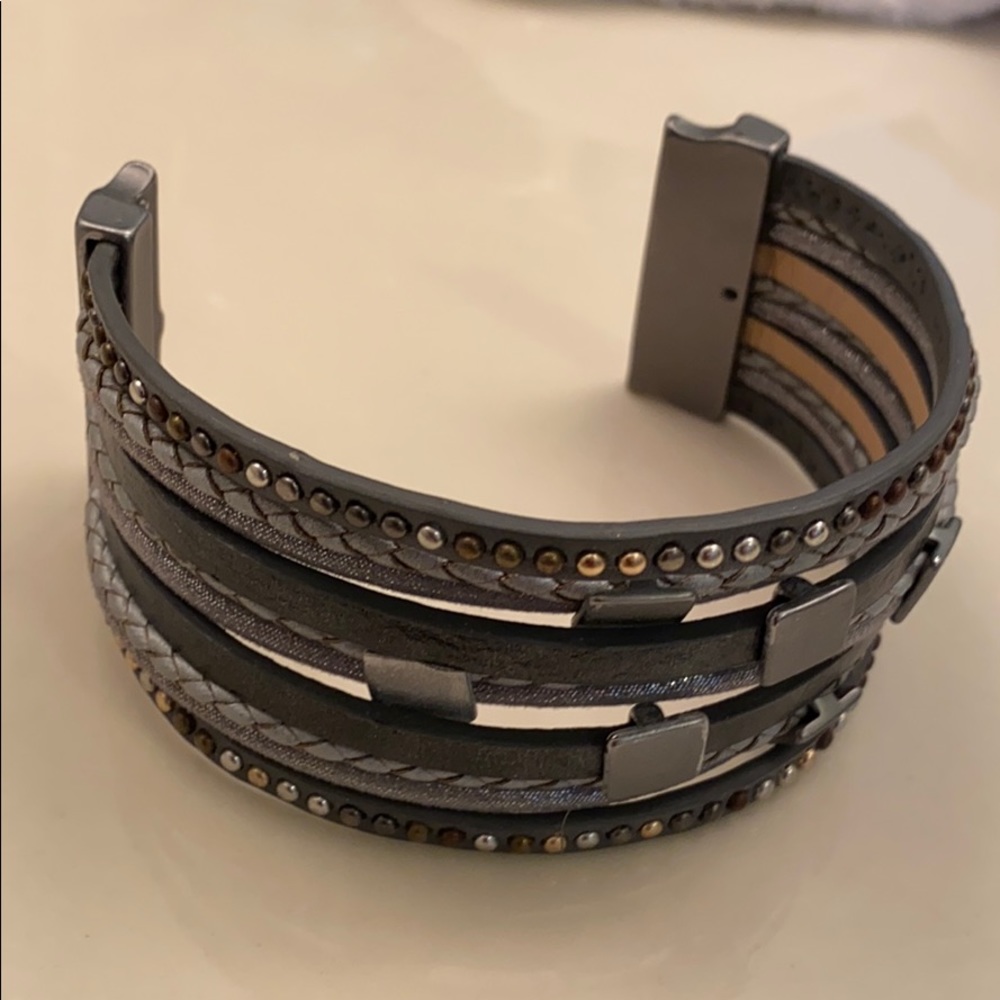 Cuff bracelet, magnetic closure.